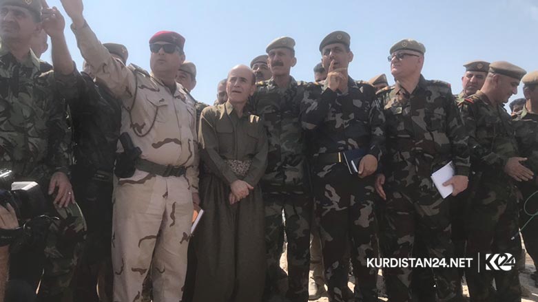 به‌ وێنه‌.. وه‌زیری پێشمه‌رگه‌ سه‌نگه‌ره‌كانی به‌رگری به‌سه‌ر كرده‌وه‌